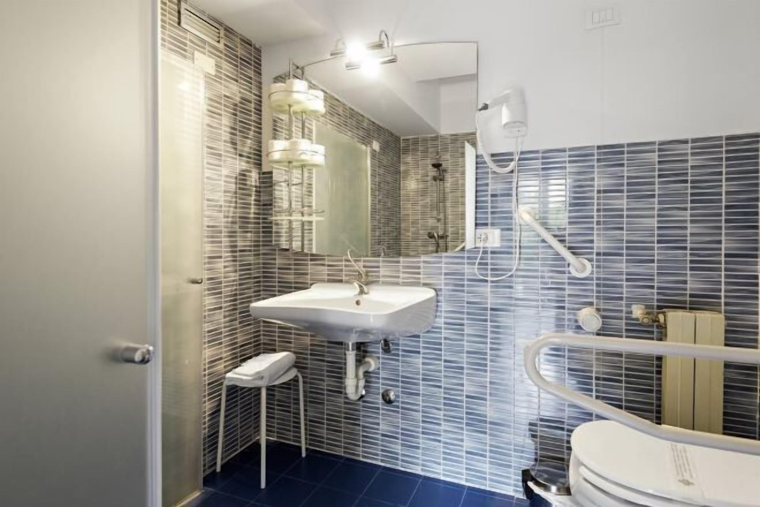 Ducha, cabezal de ducha tipo lluvia, secador de pelo y bidé