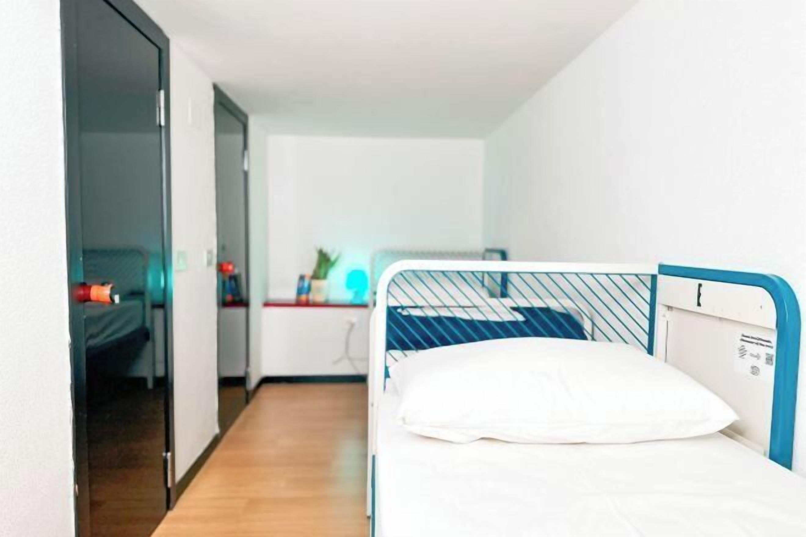 Escritorio, wifi gratis, ropa de cama