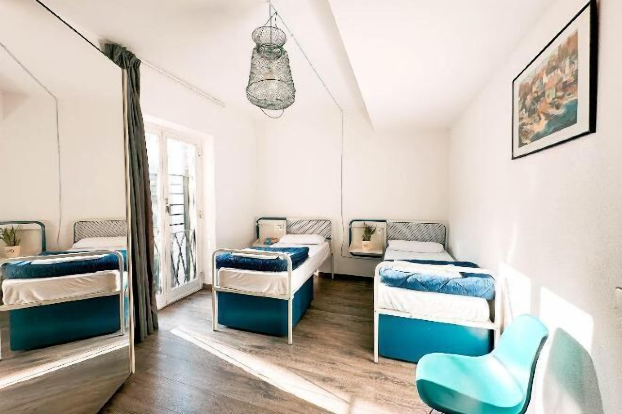 Työpöytä, ilmainen Wi-Fi, vuodevaatteet