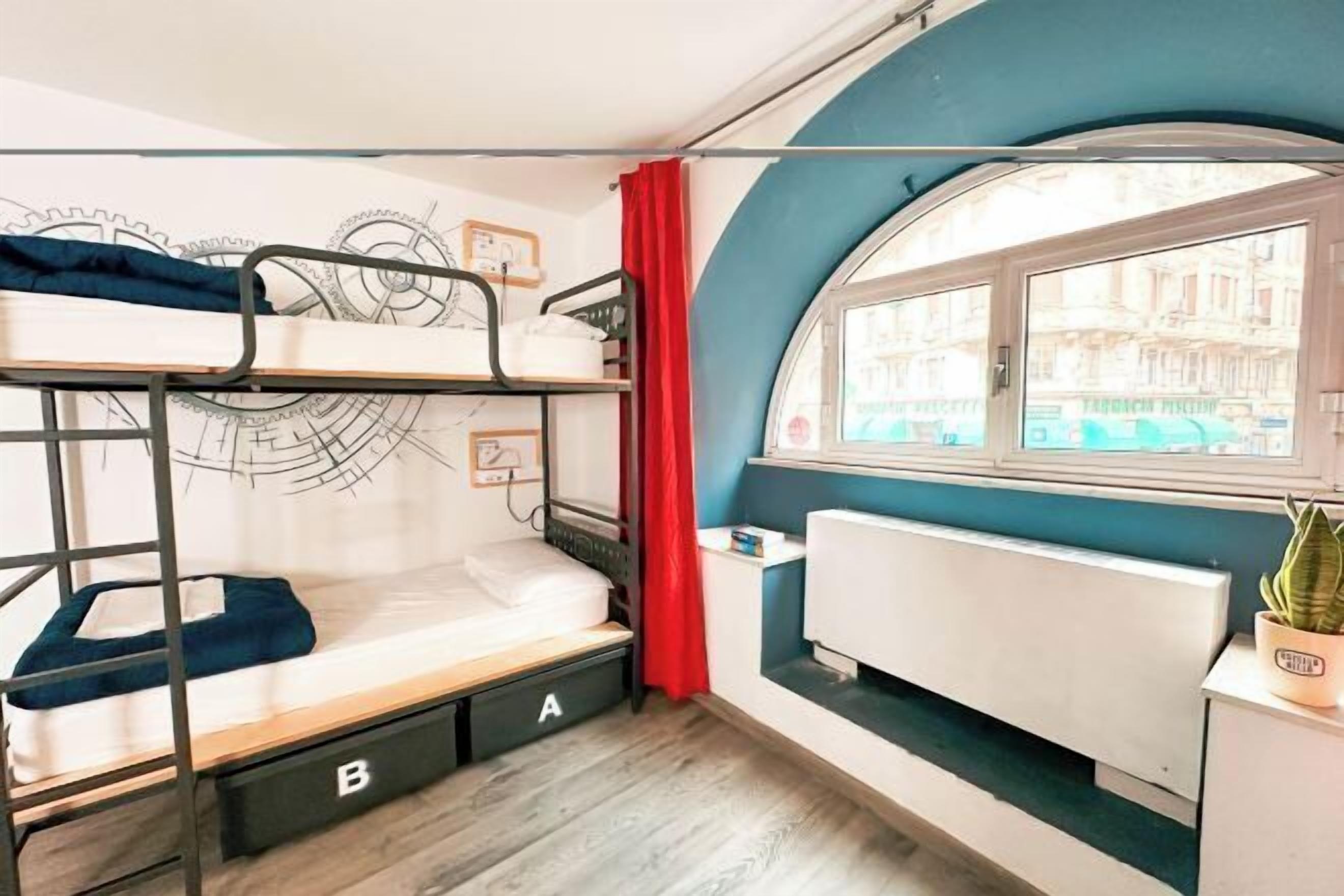 Escritorio, wifi gratis, ropa de cama