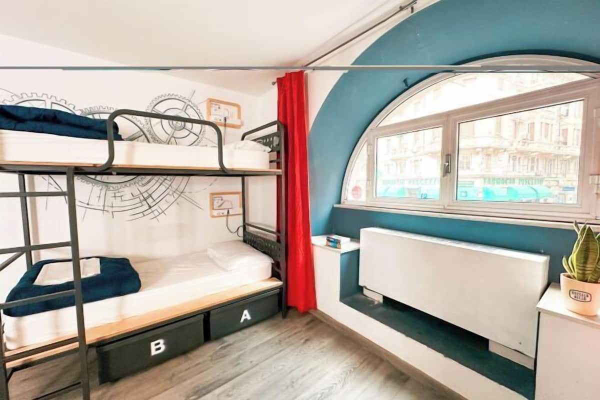 办公桌、免费 WiFi、床单