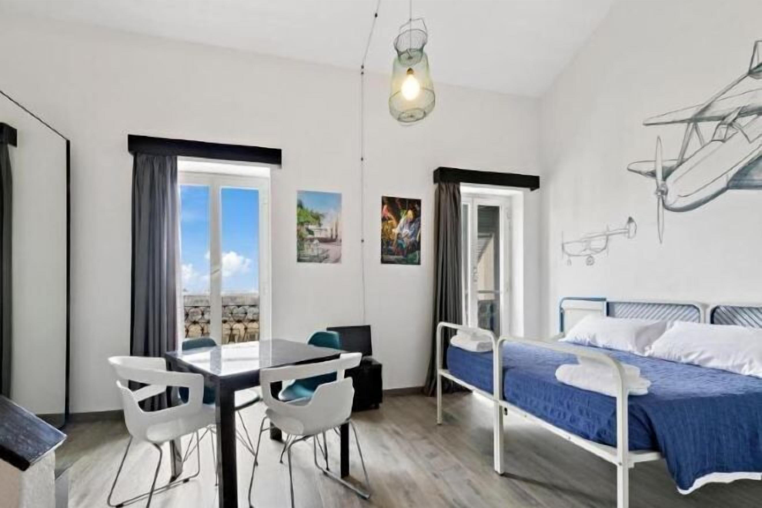 Een minibar, een bureau, gratis wifi, beddengoed