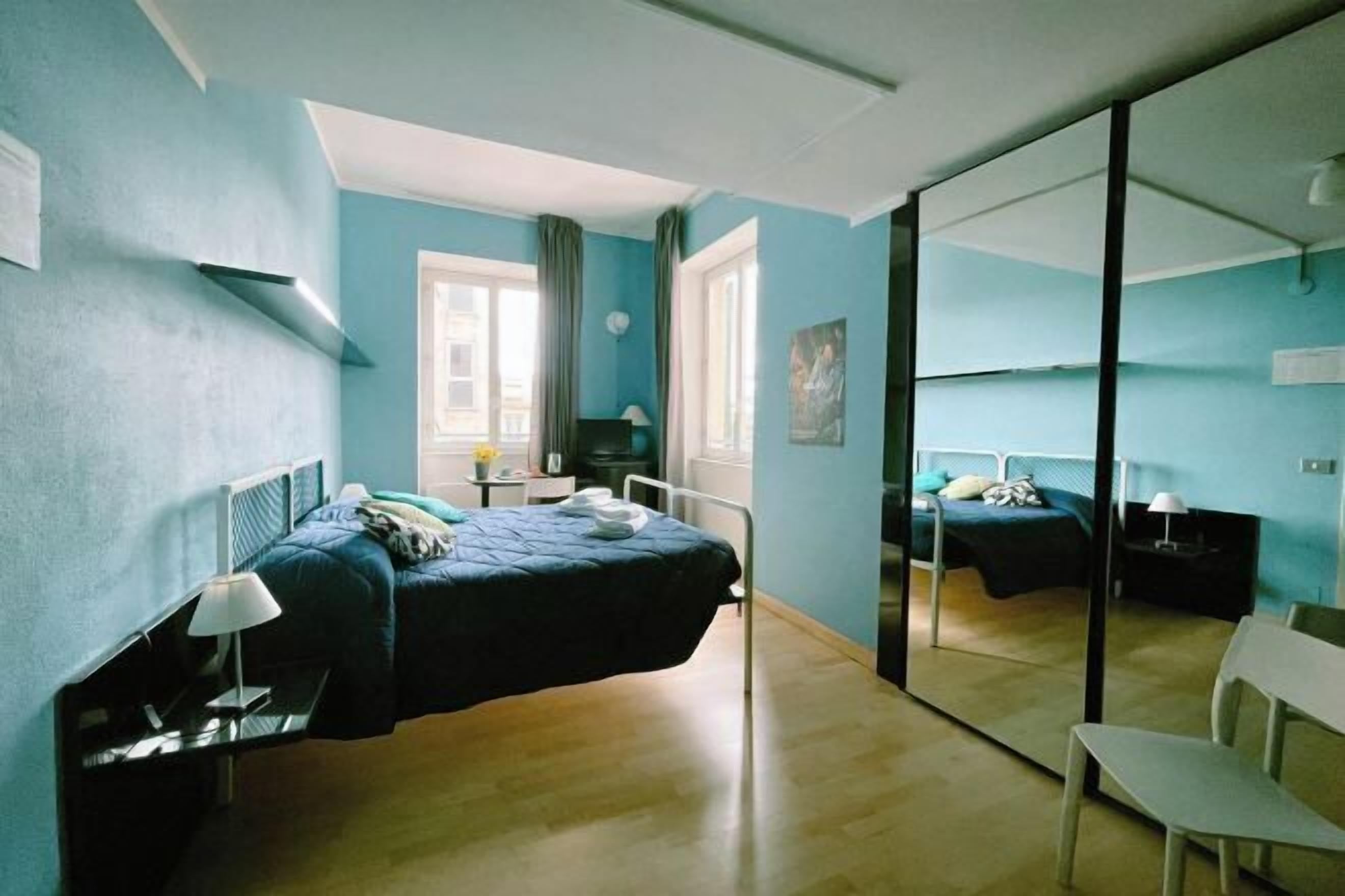 Escritorio, wifi gratis, ropa de cama