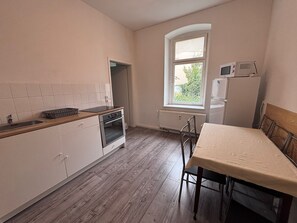 Køleskab, ovn, kogeplade, spisebord
