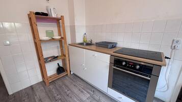 Kühlschrank, Ofen, Herdplatte, Esstisch