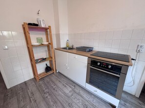 Køleskab, ovn, kogeplade, spisebord