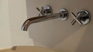 Dusche, Haartrockner, Handtücher, Toilettenpapier