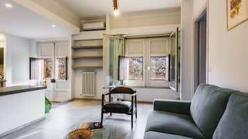 Junior-Apartment | Wohnbereich | 24-Zoll-Flachbildfernseher mit Digitalempfang, Fernseher