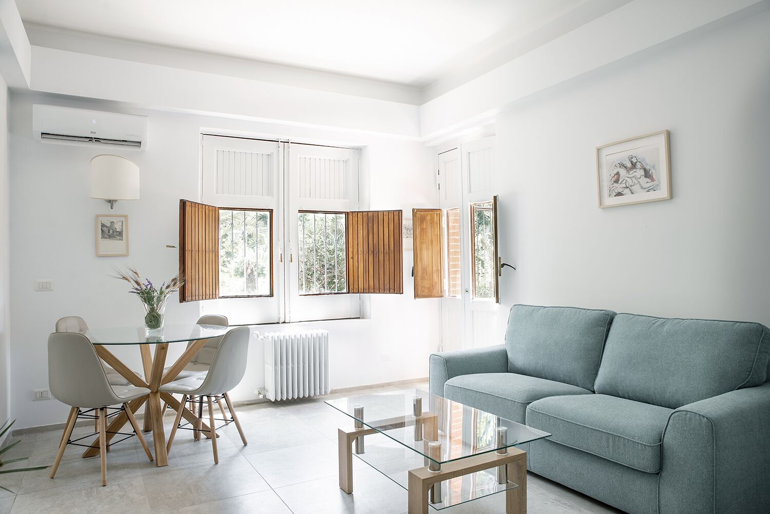 Apartment | Wohnbereich | 24-Zoll-Flachbildfernseher mit Digitalempfang, Fernseher