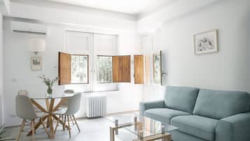 Apartamento | Área de estar | TV de tela plana 24 polegadas com canais digitais, TV