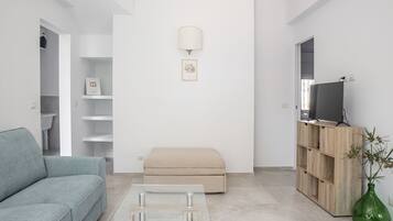 Apartamento | Área de estar | TV de tela plana 24 polegadas com canais digitais, TV