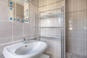 Bathtub, hair dryer - Superb house for 8 in Crach with swimming pool (Crach)