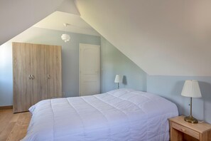 4 bedrooms, iron/ironing board, free WiFi - Superb house for 8 in Crach with swimming pool (Crach)