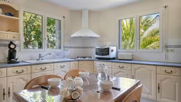 Een koelkast, een microgolfoven, een oven, een vaatwasser