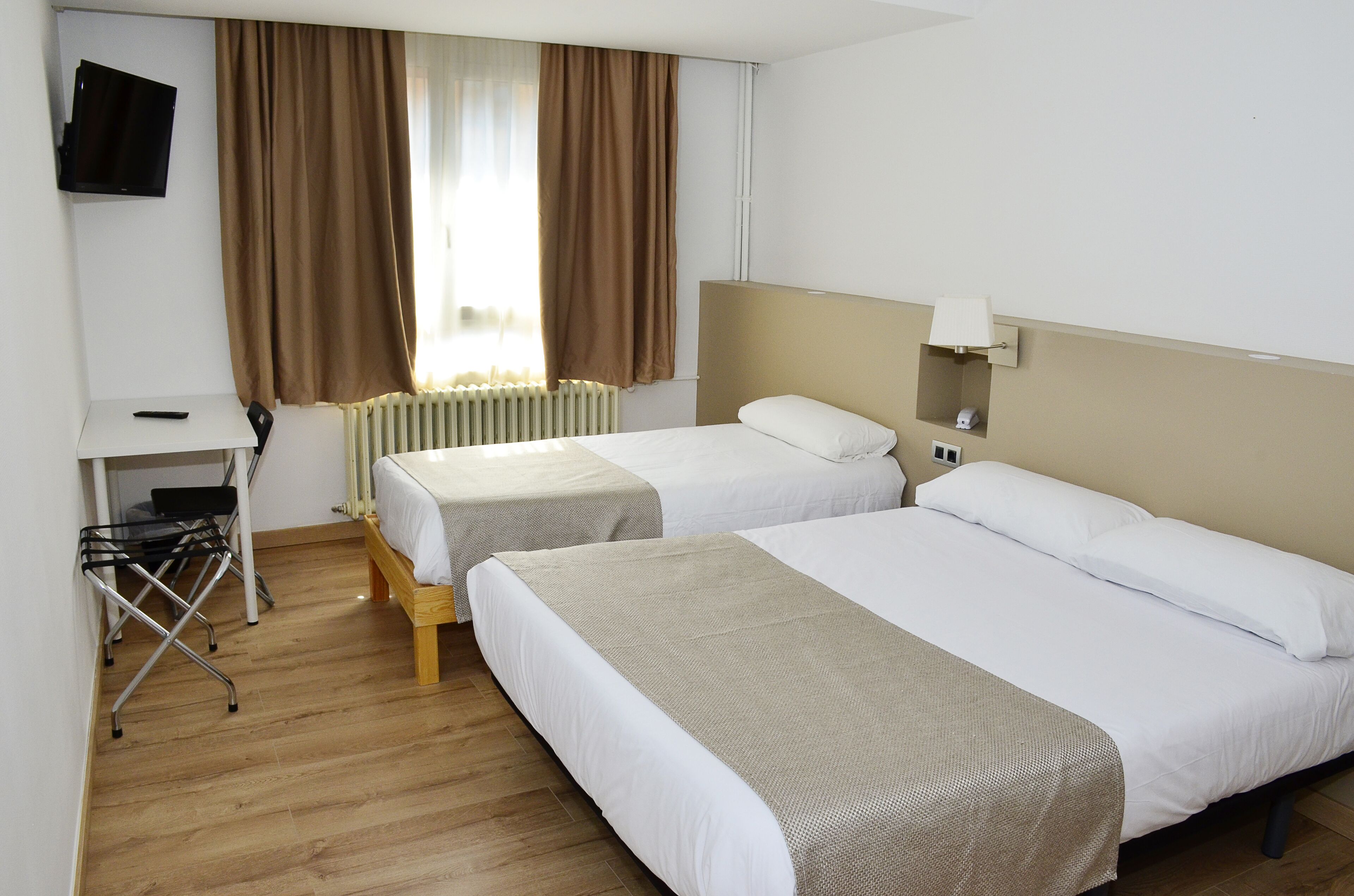 deluxe triple room | 1 bedroom, hypo-allergenic bedding, desk, laptop workspace