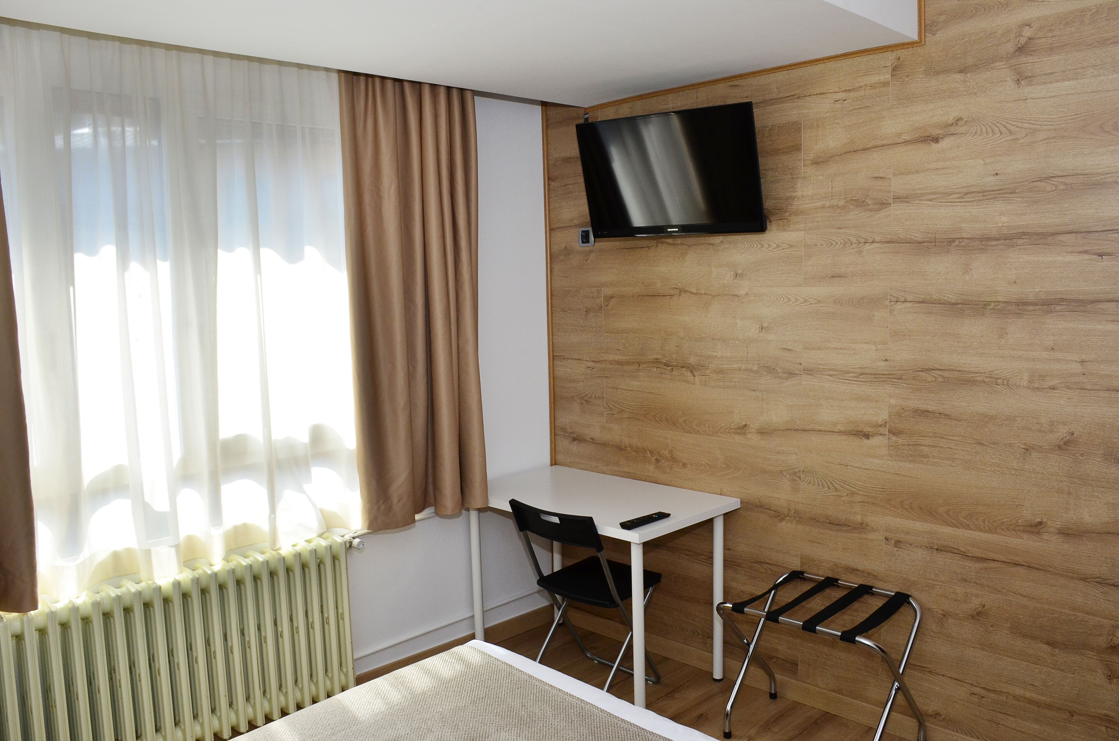 1 bedroom, hypo-allergenic bedding, desk, laptop workspace