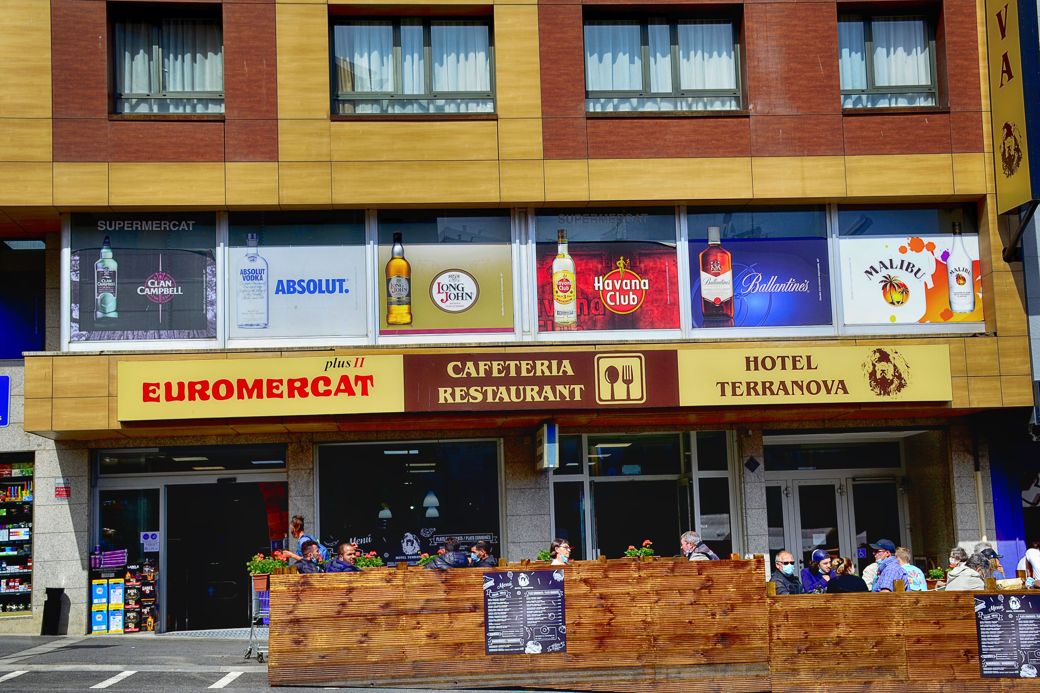 Un hotel con un cartel que dice 'CAFETERIA RESTAURANT' y 'HOTEL TERRANOVA'.