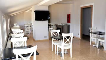 Daily continental breakfast (EUR 12 per person)