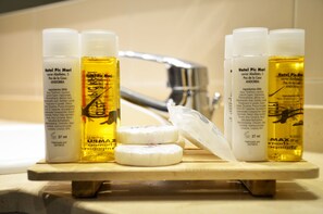 Bathtub, free toiletries, hair dryer, towels