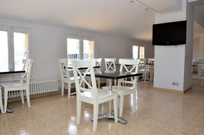 Desayuno continental diario (EUR 12 por persona)