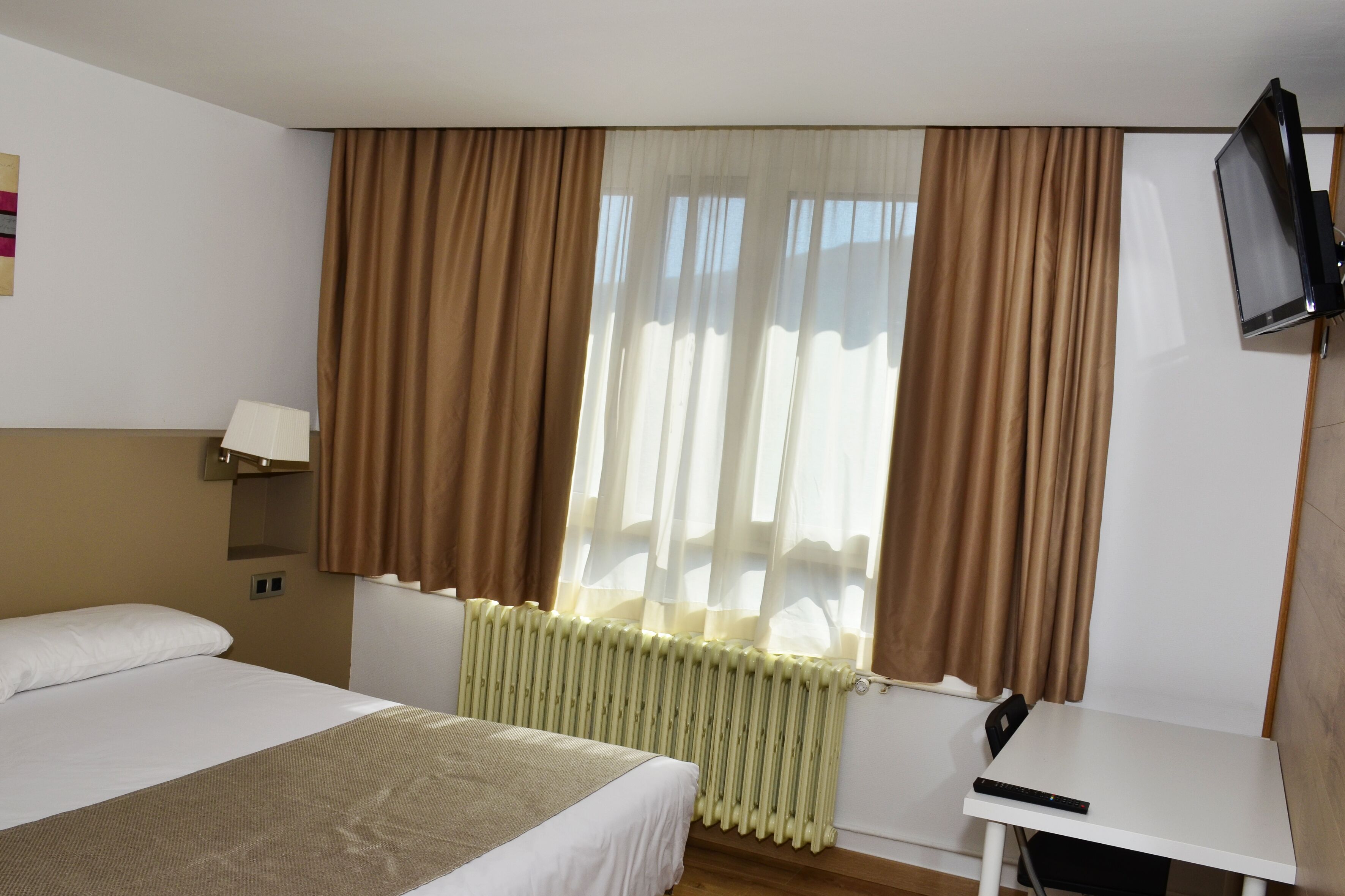 deluxe double or twin room | 1 bedroom, hypo-allergenic bedding, desk, laptop workspace