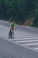 Ciclista en una carretera con un paso de cebra.