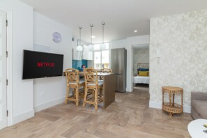 واي فاي مجانًا وملاءات أسرّة