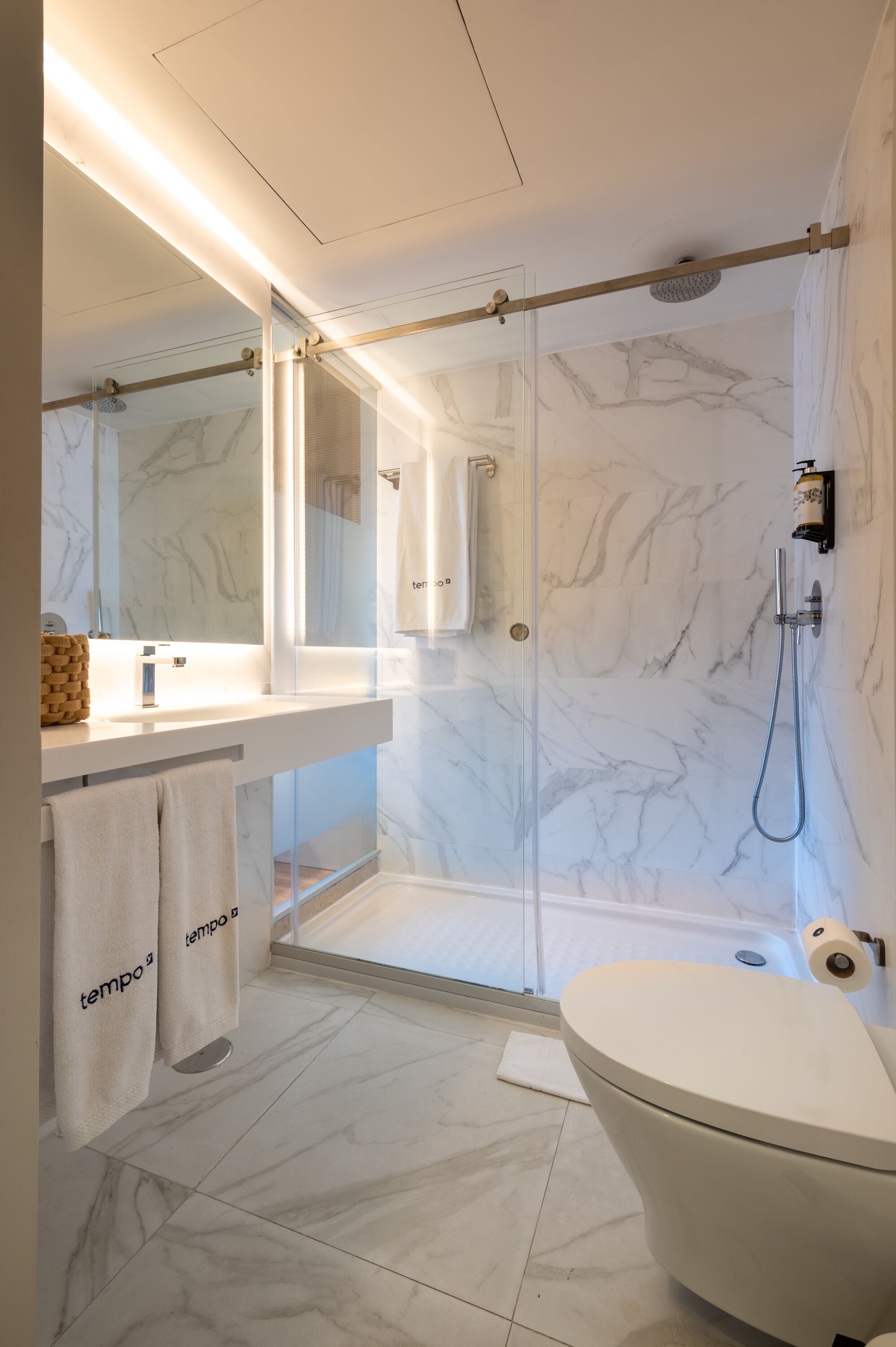 standard twin room | bathroom | hair dryer, towels