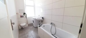 Badewanne, Handtücher, Seife, Toilettenpapier