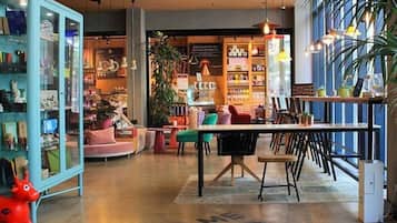 Desayuno buffet (EUR 7 por persona)