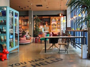 Desayuno buffet diario (EUR 7 por persona)