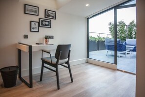 Minibar, caja de seguridad en la habitación y escritorio