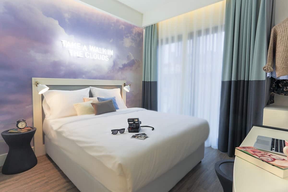 Quarto casal luxo | Frigobar, cofres nos quartos, escrivaninha