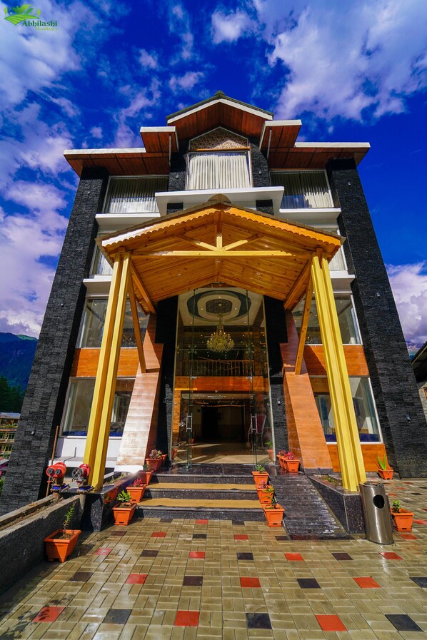 Front of property - Abhilashi Residency & Spa Manali (Manali)