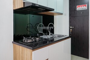 Room | Private kitchen | Fridge, stovetop, cookware/dishes/utensils - Remarkable Studio at Baileys City Apartment (South Tangerang)