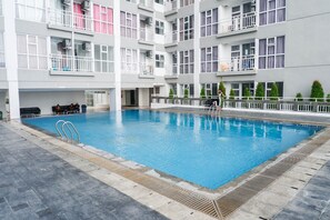 Una piscina al aire libre