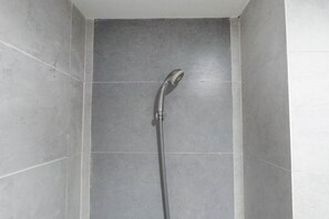 Zimmer | Badezimmer | Dusche, kostenlose Toilettenartikel, Handtücher