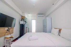 Room | Iron/ironing board, free WiFi, bed sheets - Good Deal Bassura City Studio Apartment (Jakarta)