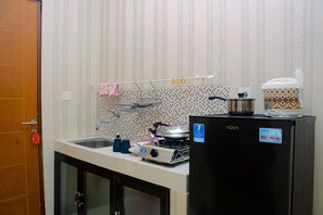 Room | Private kitchen | Fridge, stovetop, dishwasher, cookware/dishes/utensils - Fully Furnished Studio with Queen Bed at Dave Apartment (Depok)