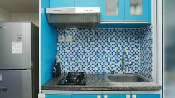 Huone | Yksityinen keittiö | Jääkaappi, liesi, astianpesukone, keittoastiat/astiat/ruokailuvälineet