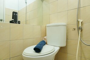 Habitación | Baño | Ducha, artículos de higiene personal gratuitos y toallas