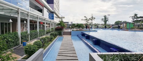 Hồ bơi ngoài trời