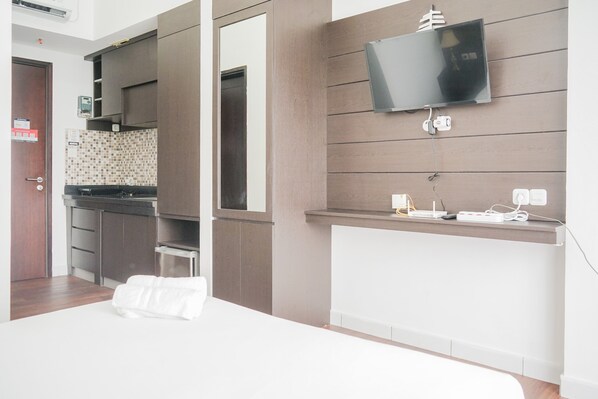 Room | Free WiFi, bed sheets - Exclusive Studio Room at Casa De Parco Apartment (Pagedangan)