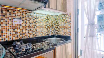 Quarto | Cozinha privada | Geladeira, cooktop, lava-louças, talheres/pratos/utensílios de cozinha