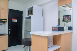 2 bedrooms, free WiFi, bed sheets - Modern and Comfy 2BR Mutiara Bekasi Apartment (Bekasi)