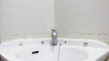 Zimmer | Badezimmer | Dusche, kostenlose Toilettenartikel, Handtücher