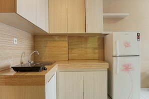 Room | Private kitchen | Fridge, stovetop, dishwasher, cookware/dishes/utensils - Good Deal 2BR Signature Park Tebet Apartment (Jakarta)
