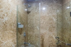 Room | Bathroom | Shower, free toiletries, towels - Exclusive Studio Apartment at Grand Sungkono Lagoon (Surabaya)