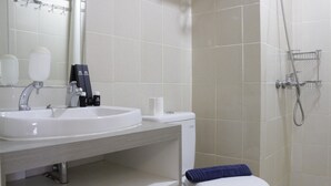 ห้องพัก | ห้องน้ำ | ฝักบัว, ของใช้ในห้องน้ำฟรี, ผ้า เช็ดตัว