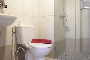 Chambre | Salle de bain | Douche, articles de toilette gratuits, serviettes fournies